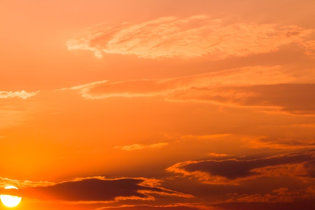 bunter drastischer Himmel mit Wolke bei Sonnenuntergang