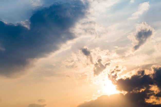 bunter drastischer Himmel mit Wolke bei Sonnenuntergang