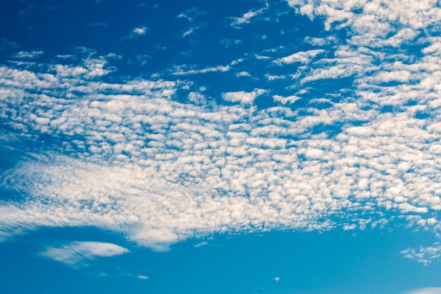 bunter drastischer Himmel mit Wolke bei Sonnenuntergang