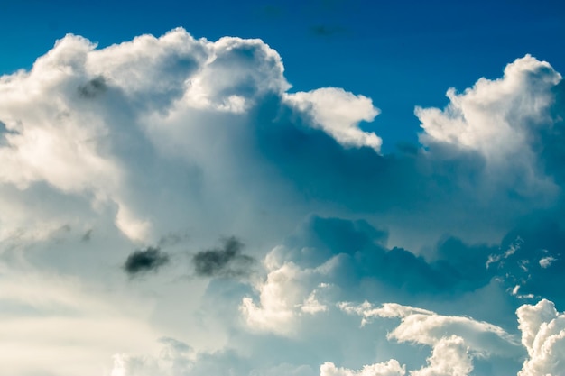 bunter drastischer Himmel mit Wolke bei Sonnenuntergang