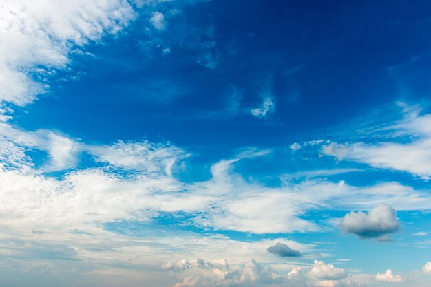 bunter drastischer Himmel mit Wolke bei Sonnenuntergang