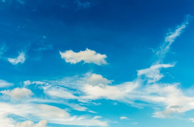 bunter drastischer Himmel mit Wolke bei Sonnenuntergang