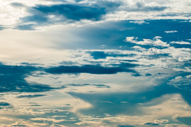 bunter drastischer Himmel mit Wolke bei Sonnenuntergang