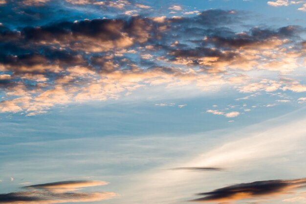 bunter drastischer Himmel mit Wolke bei Sonnenuntergang