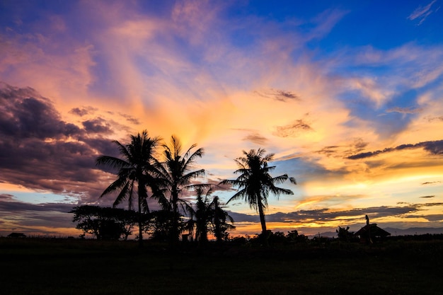 bunter drastischer Himmel mit Wolke bei Sonnenuntergang