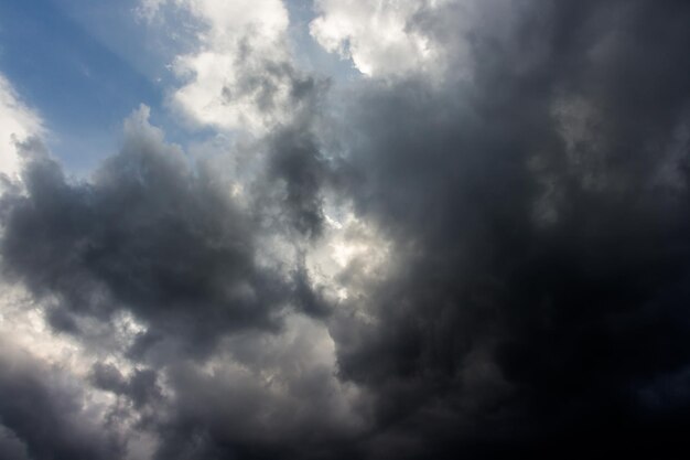 bunter drastischer Himmel mit Wolke bei Sonnenuntergang