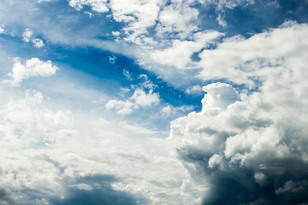 bunter drastischer Himmel mit Wolke bei Sonnenuntergang