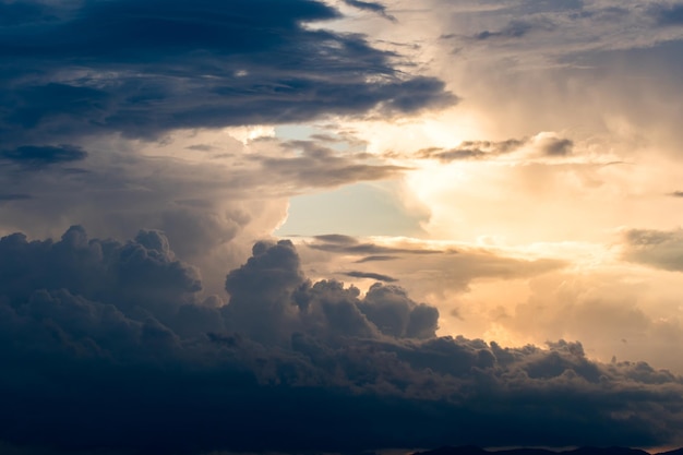 bunter drastischer Himmel mit Wolke bei Sonnenuntergang