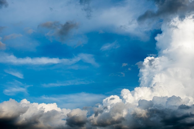 bunter drastischer Himmel mit Wolke bei Sonnenuntergang