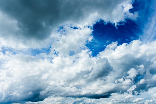 bunter drastischer Himmel mit Wolke bei Sonnenuntergang