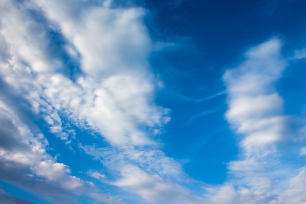 bunter drastischer Himmel mit Wolke bei Sonnenuntergang