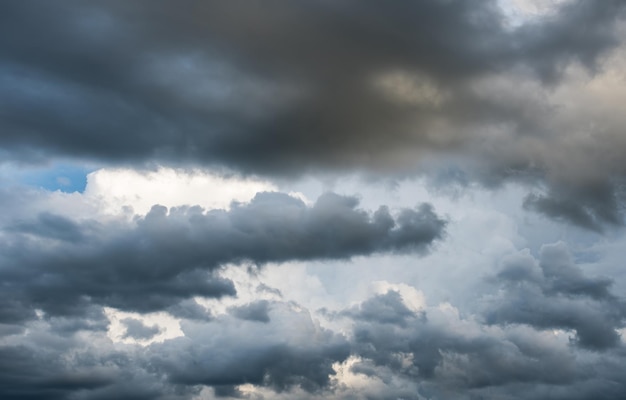 bunter drastischer Himmel mit Wolke bei Sonnenuntergang