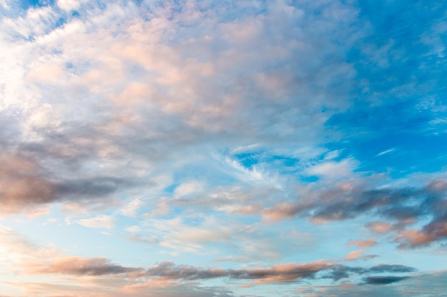 bunter drastischer Himmel mit Wolke bei Sonnenuntergang