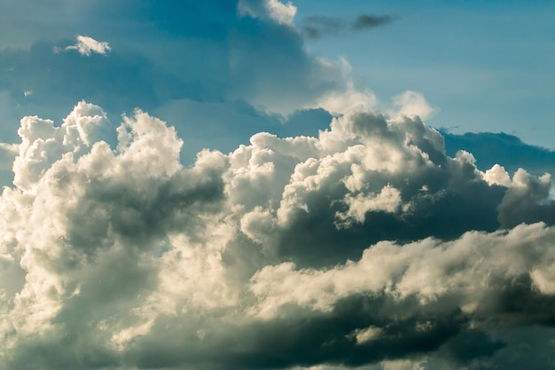 bunter drastischer Himmel mit Wolke bei Sonnenuntergang