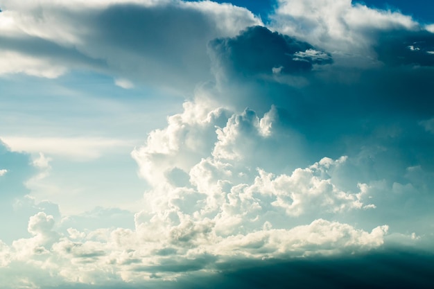 bunter drastischer Himmel mit Wolke bei Sonnenuntergang