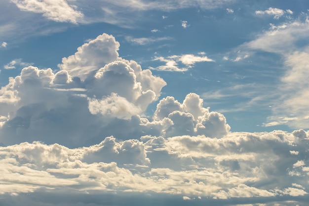 bunter drastischer Himmel mit Wolke bei Sonnenuntergang