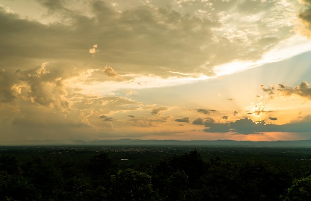 bunter drastischer Himmel mit Wolke bei Sonnenuntergang