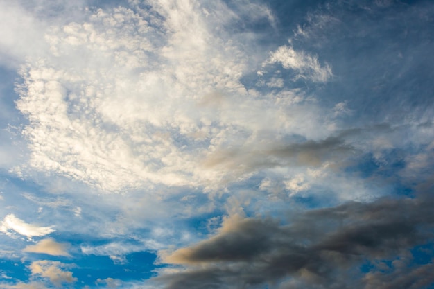 bunter drastischer Himmel mit Wolke bei Sonnenuntergang