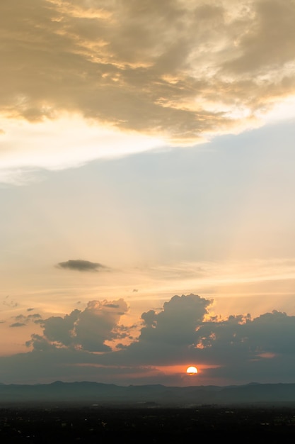 bunter drastischer Himmel mit Wolke bei Sonnenuntergang