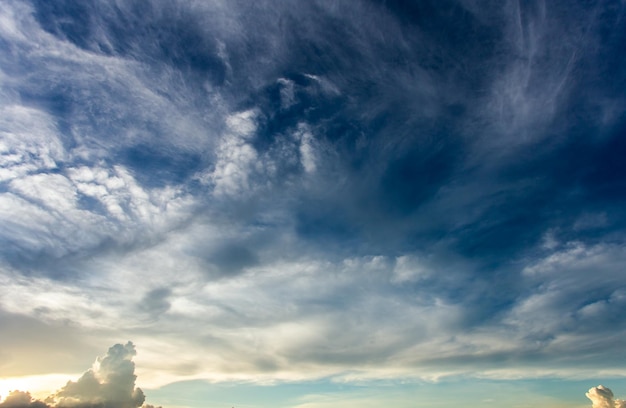 bunter drastischer Himmel mit Wolke bei Sonnenuntergang