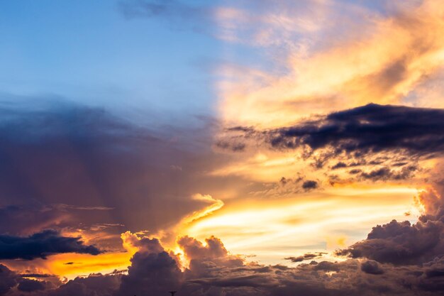 bunter drastischer Himmel mit Wolke bei Sonnenuntergang