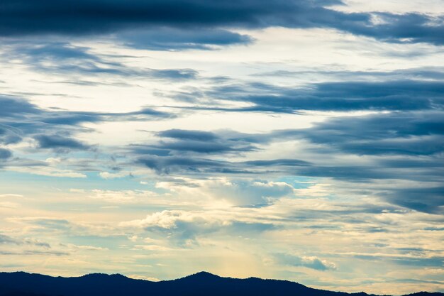 bunter drastischer Himmel mit Wolke bei Sonnenuntergang