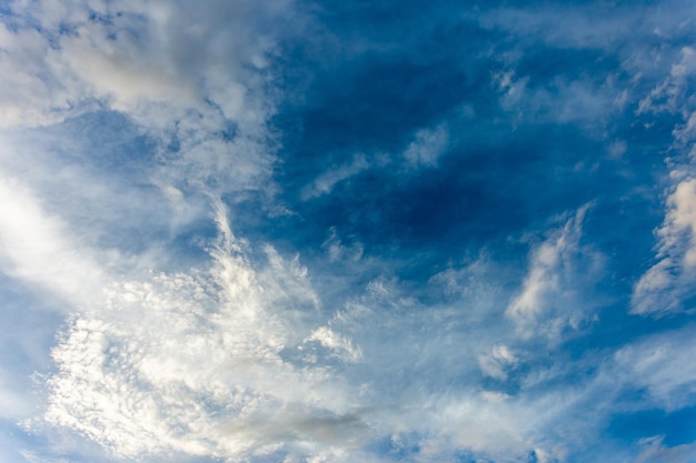 bunter drastischer Himmel mit Wolke bei Sonnenuntergang