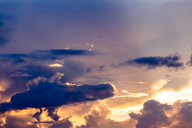 bunter drastischer Himmel mit Wolke bei Sonnenuntergang