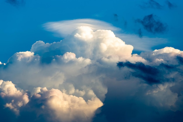 bunter drastischer Himmel mit Wolke bei Sonnenuntergang