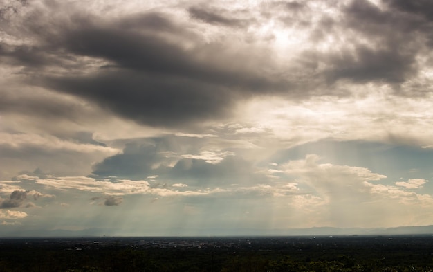 bunter drastischer Himmel mit Wolke bei Sonnenuntergang