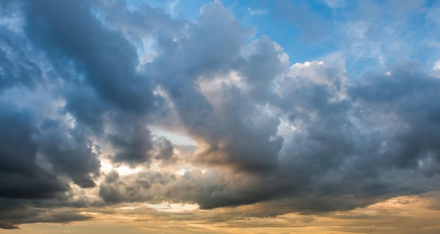 bunter drastischer Himmel mit Wolke bei Sonnenuntergang