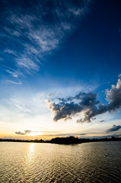 bunter drastischer Himmel mit Wolke bei Sonnenuntergang