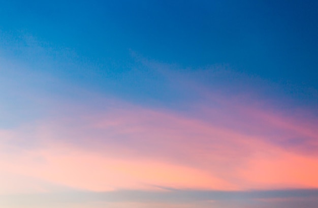 bunter drastischer Himmel mit Wolke bei Sonnenuntergang