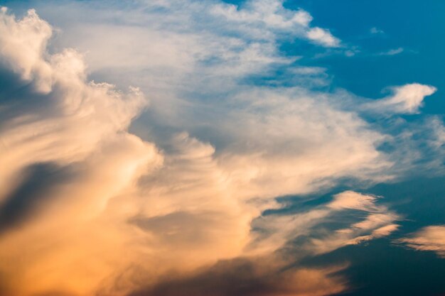 bunter drastischer Himmel mit Wolke bei Sonnenuntergang