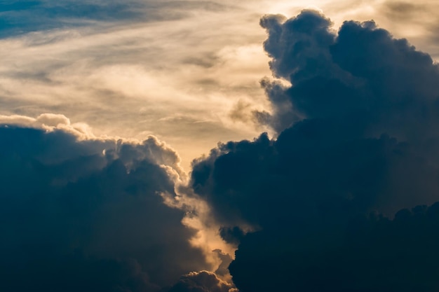 bunter drastischer Himmel mit Wolke bei Sonnenuntergang