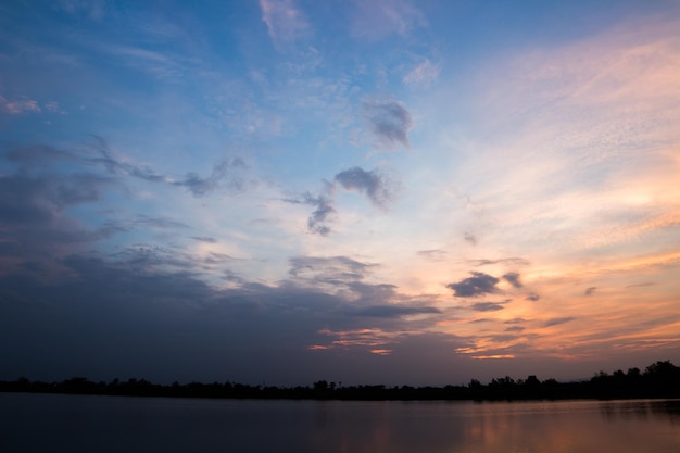 bunter drastischer Himmel mit Wolke bei Sonnenuntergang