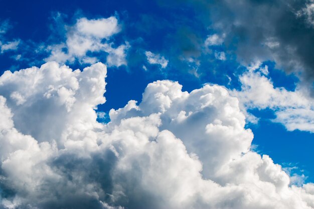 bunter drastischer Himmel mit Wolke bei Sonnenuntergang