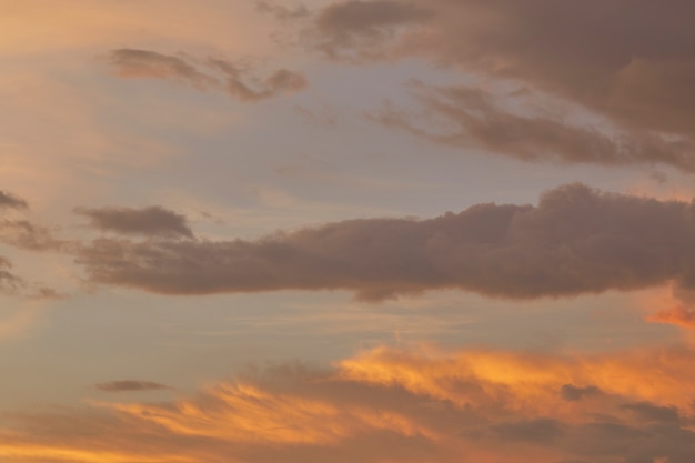 Bunter drastischer Himmel mit Wolke bei sunse