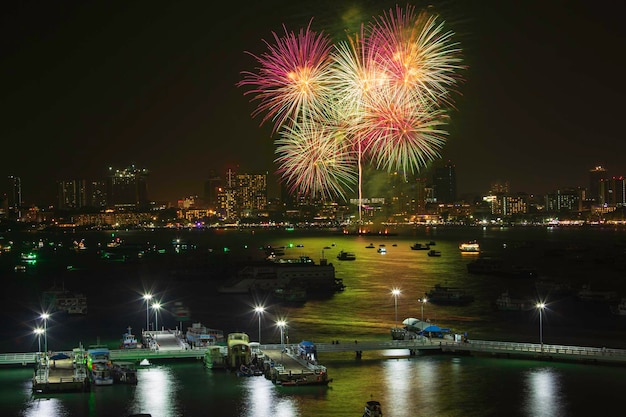 Bunter Feuerwerkshafen und internationales Feuerwerk beim Pattaya-Thailand-Festival.