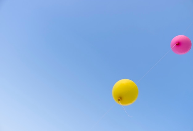 Bunter Fliegenballon mit blauem Himmel. Freiheitskonzept.