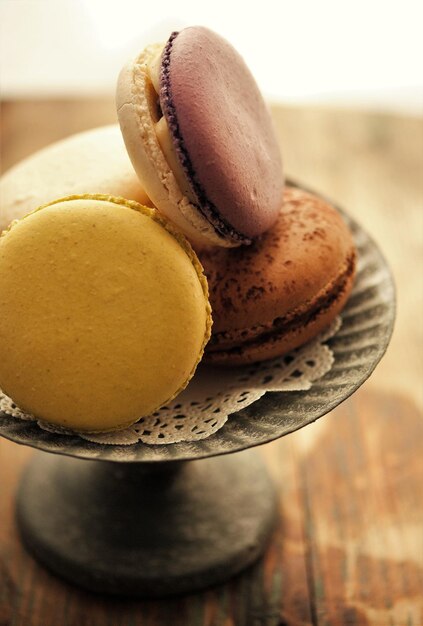 Bunter französischer Macarons-Kuchen auf unterschiedlicher Hintergrundfarbe