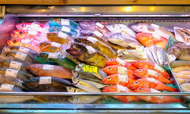 Bunter frischer tropischer Fisch im Markt, Okinawa, Japan