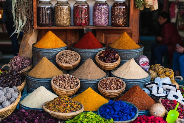 Foto bunter gewürzstand auf dem asiatischen basar