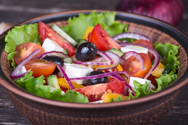 Bunter griechischer Salat des Frischgemüses in der Pastete