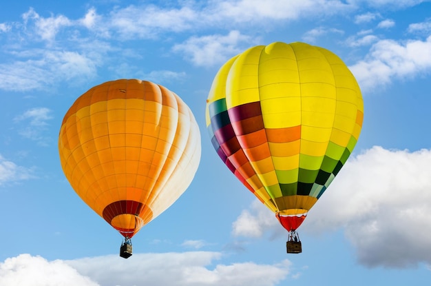 Bunter Heißluftballon, der über blauen Himmel fliegt