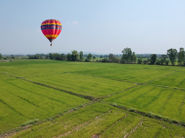 Bunter Heißluftballon im Himmel