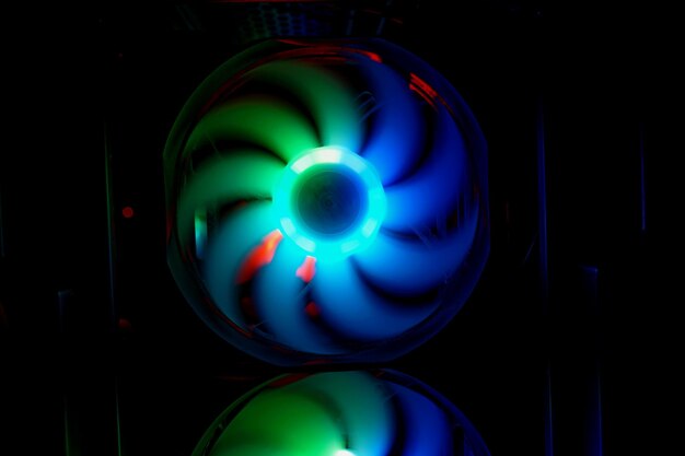 Bunter heller Regenbogen führte RGB-PC-Lüfterluftgehäusekühler Computergehäuse Gaming-Modding-Technologiekonzept und IT-Hintergrund