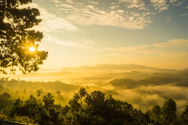 Bunter Himmel bei Sonnenaufgang auf Berg