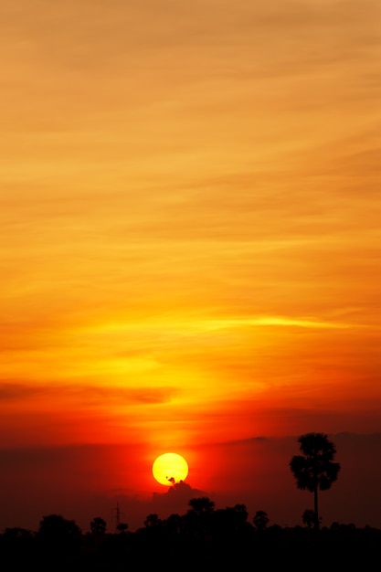 Bunter Himmel bei Sonnenuntergang im tropischen Land