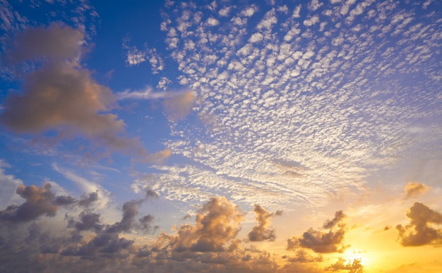 Bunter Himmel des Sonnenuntergangs über Mexiko